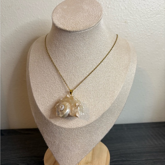 Handmade Gold Conch Shell Necklace - Picture 4 of 6